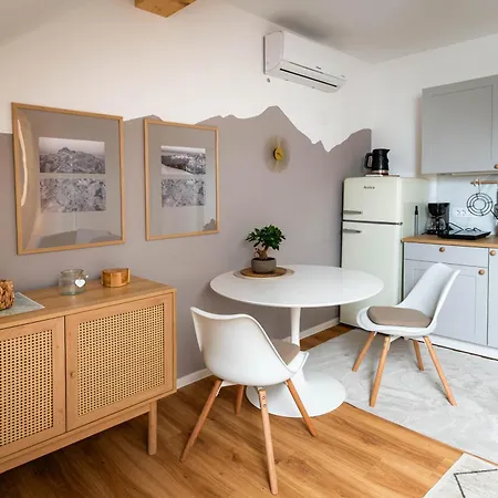 Apartment & Studio Berc شقة